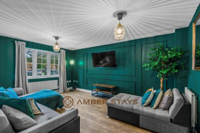 Spacious 5 Bed House in Reading by Amber Stays, Perfect for Business & Contractors, Sleeps 12!